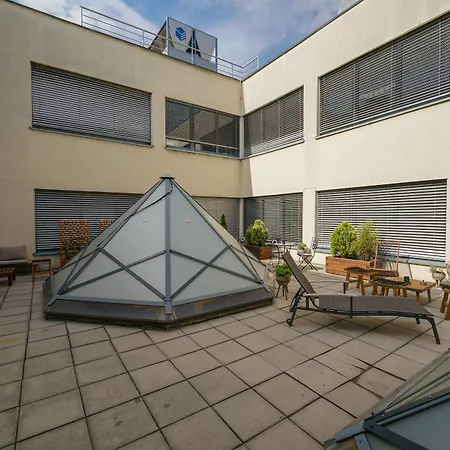 Chors Like A Hotel - Capsule & Nft Boutique Hostel Bratislava - City Center-2